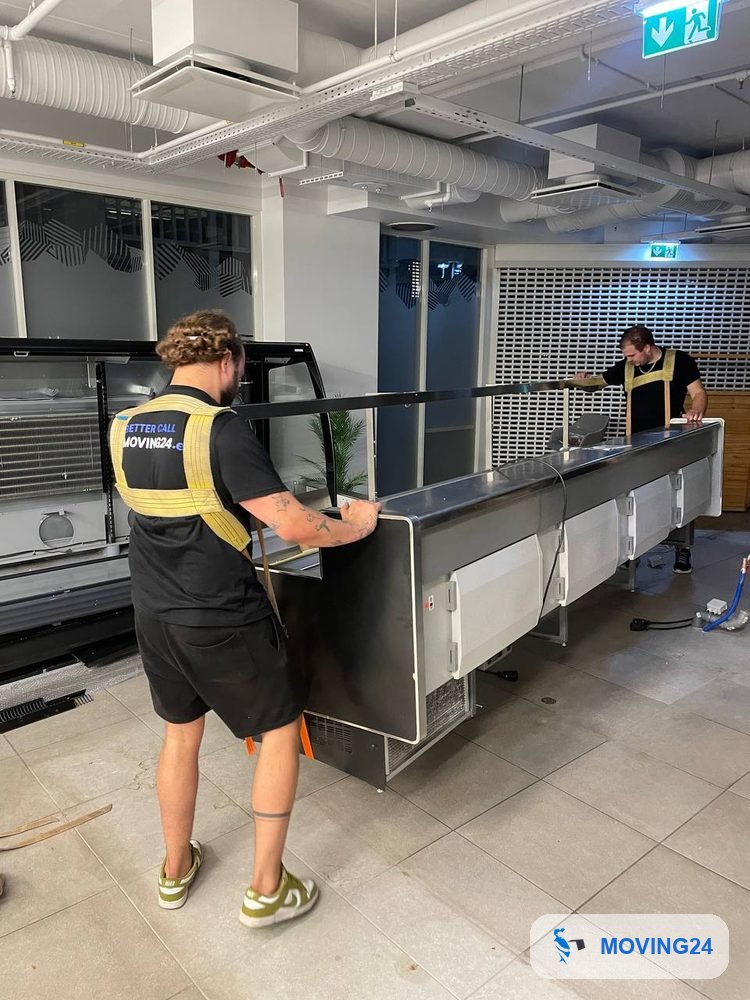 Moving24 meeskond kannab külmvitriini siseruumis