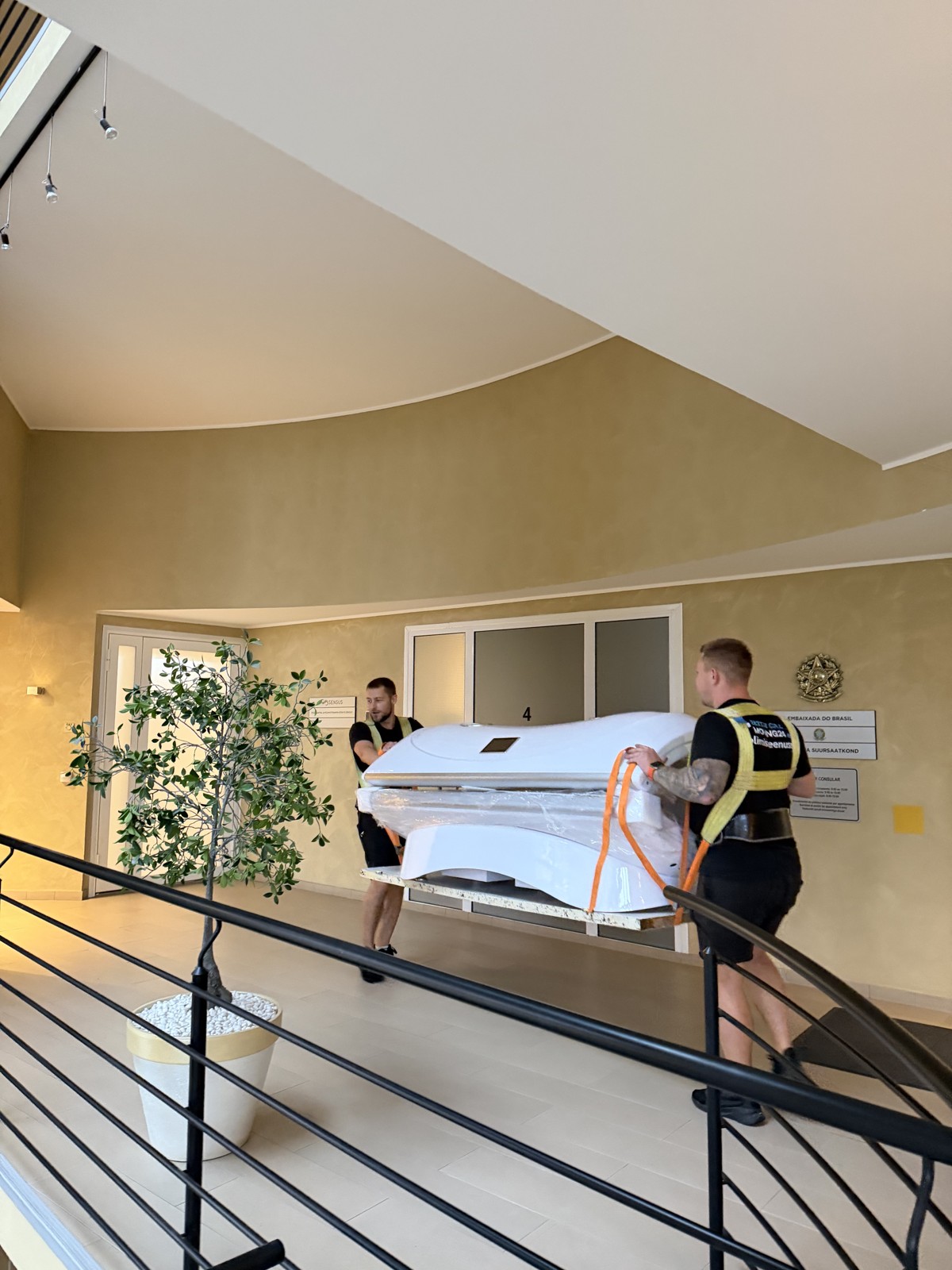 Бригада Moving24 переносит упакованное оборудование по лестнице