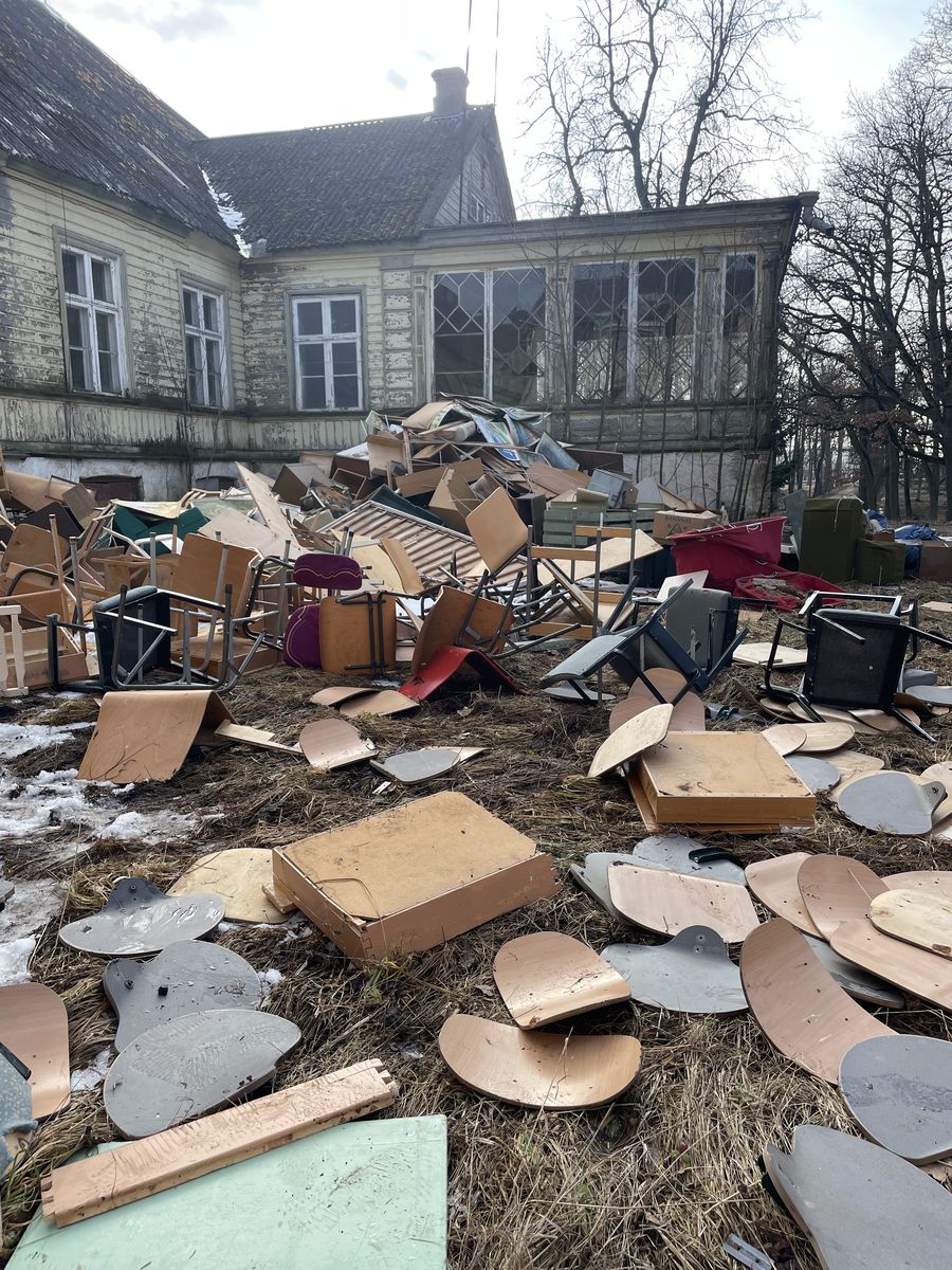 Suur kogus vana mööblit ja prügi äraveoks