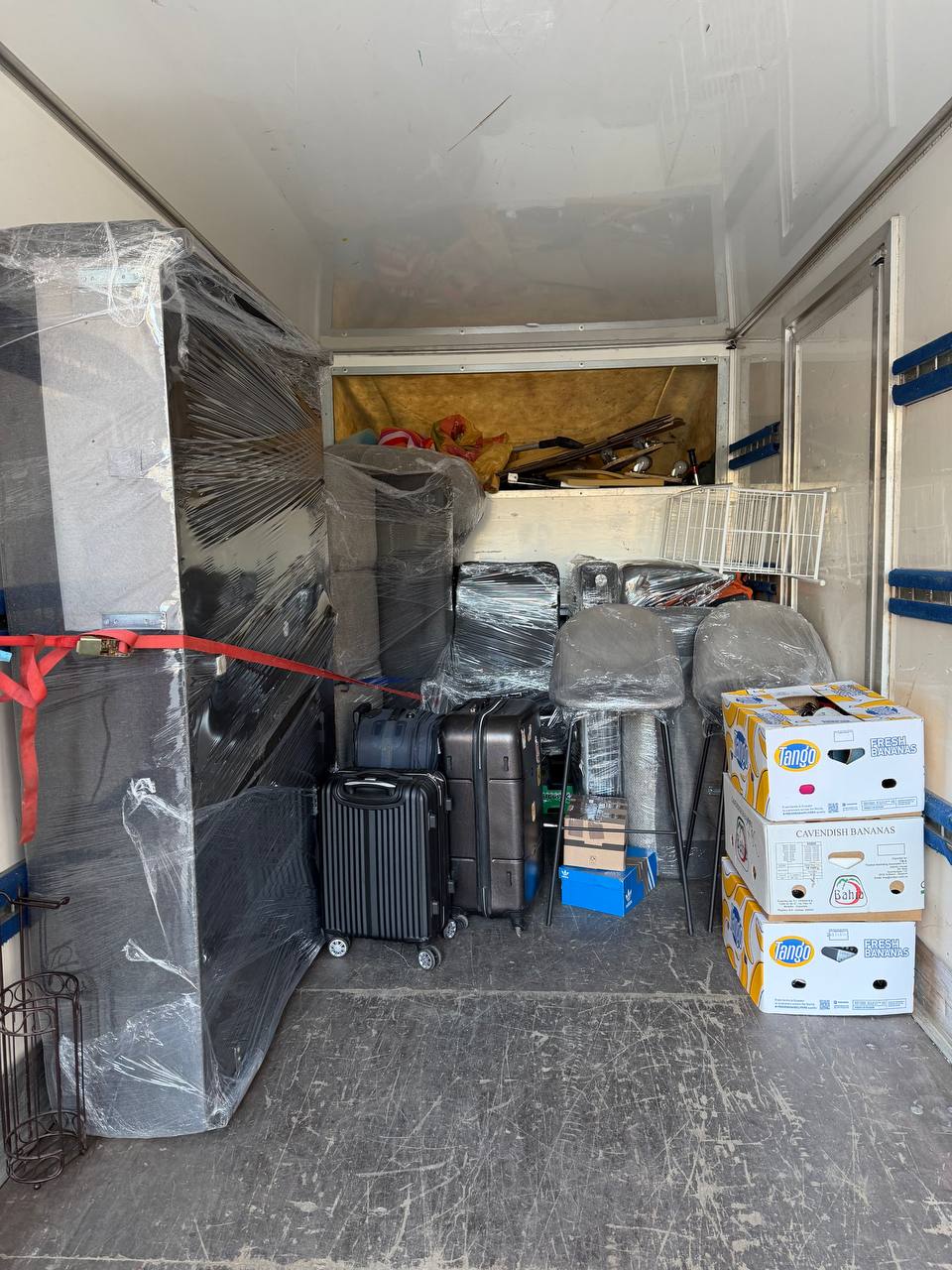 Pakitud mööbel, kastid ja kohvrid Moving24 kolimisautos
