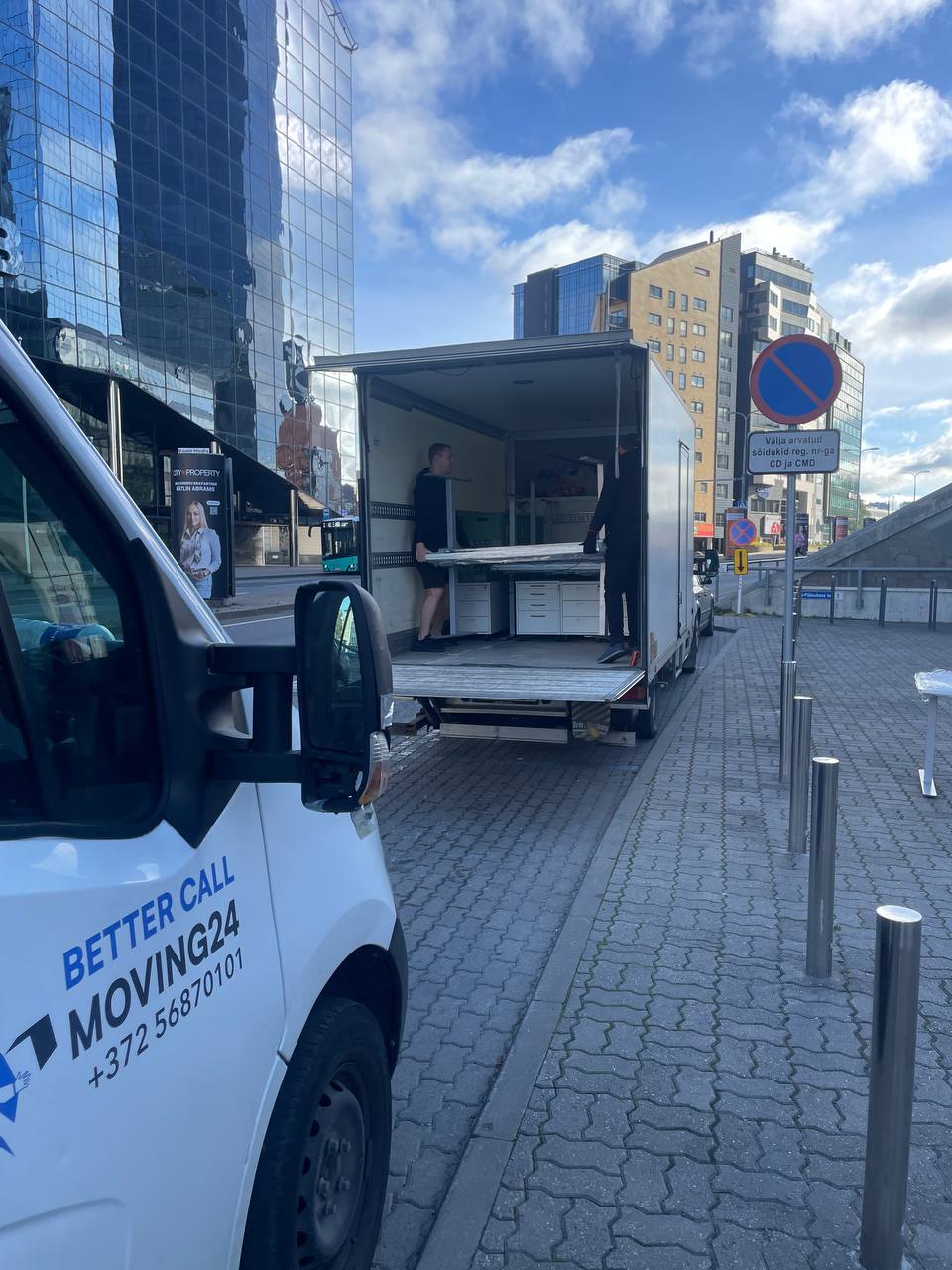 Moving24 meeskond laadib kontorimööblit kaubikusse Tallinna kesklinnas