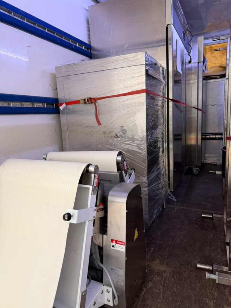 Pakitud tehnika on kaubikus turvaliselt rihmadega kinnitatud