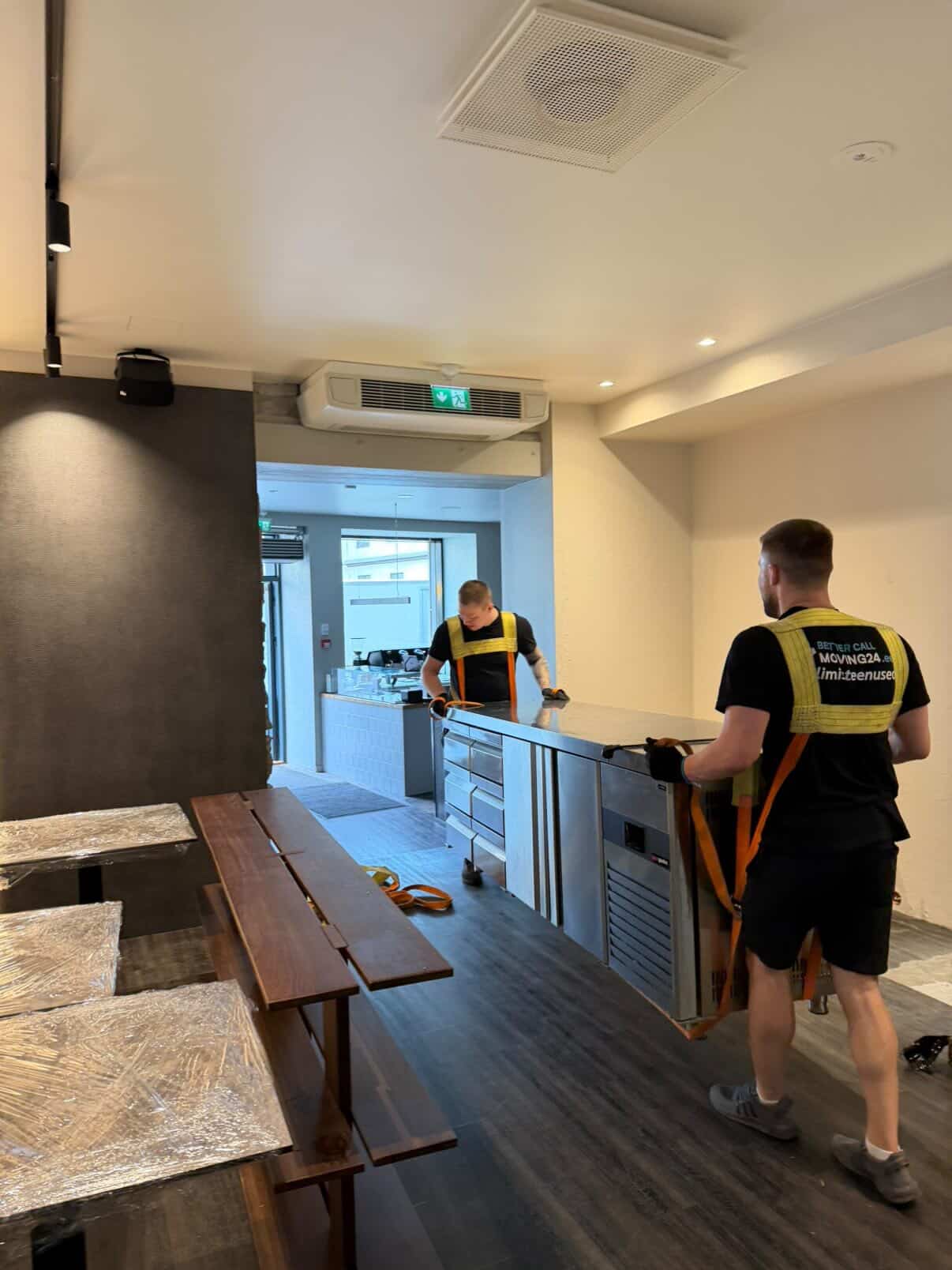 Moving24 meeskond kannab suurt tehnikat tõsterihmadega objektil Tallinnas