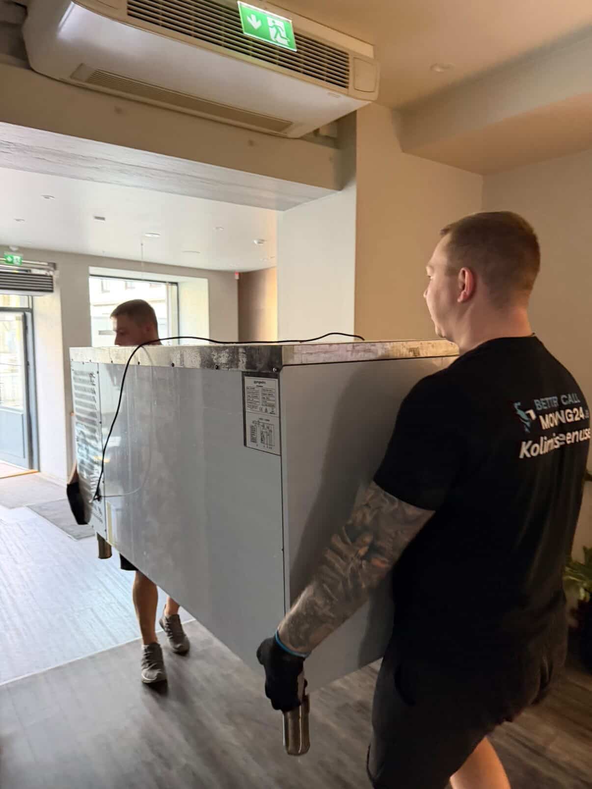 Moving24 meeskond laadib suurt seadet kaubikusse Tallinnas